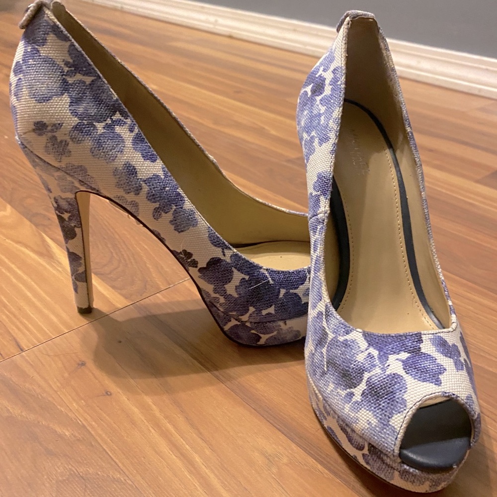 Heels, never worn, size 7